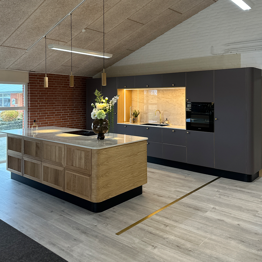 Snedkerkøkken i eg og linoleum