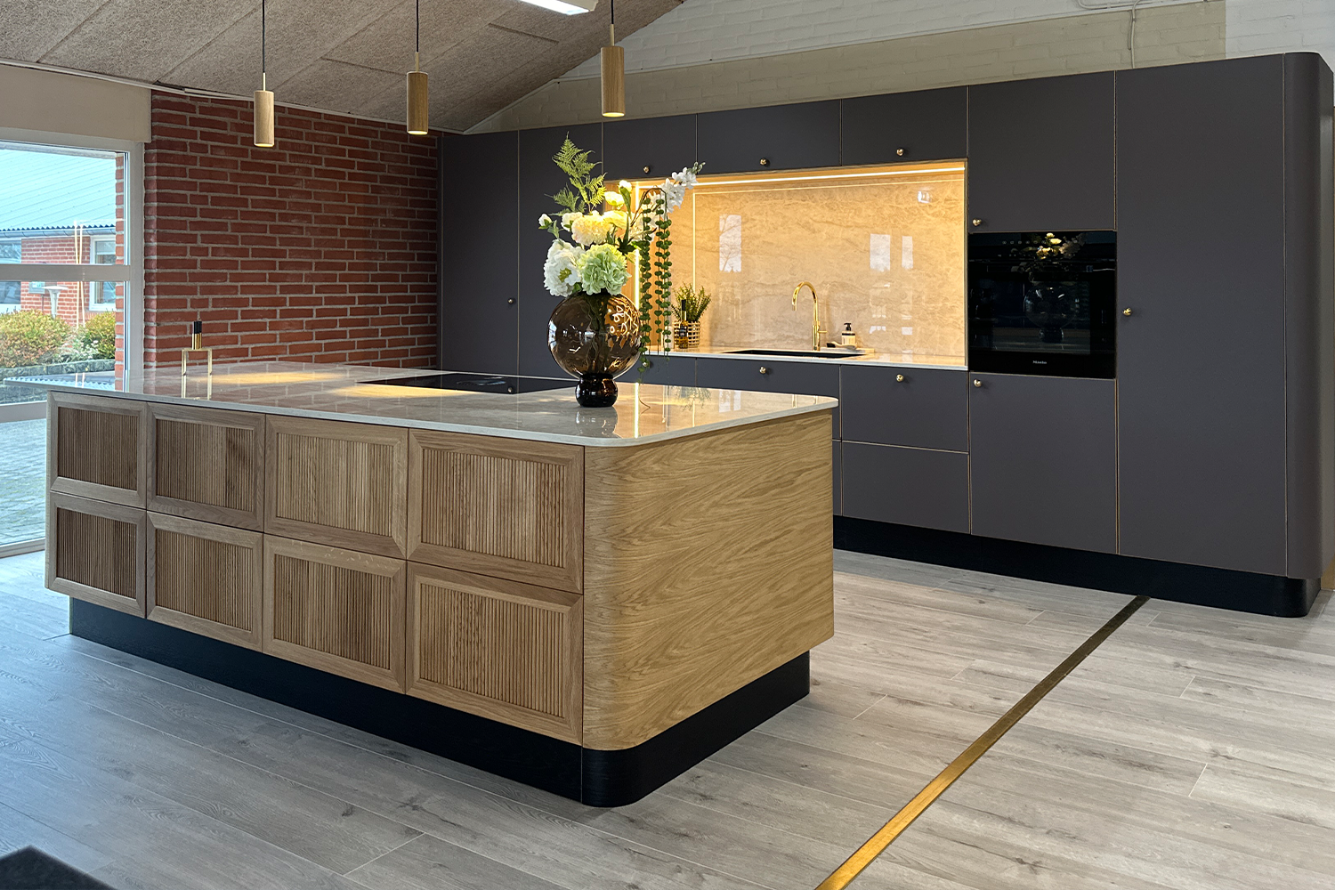 Snedkerkøkken i eg og linoleum