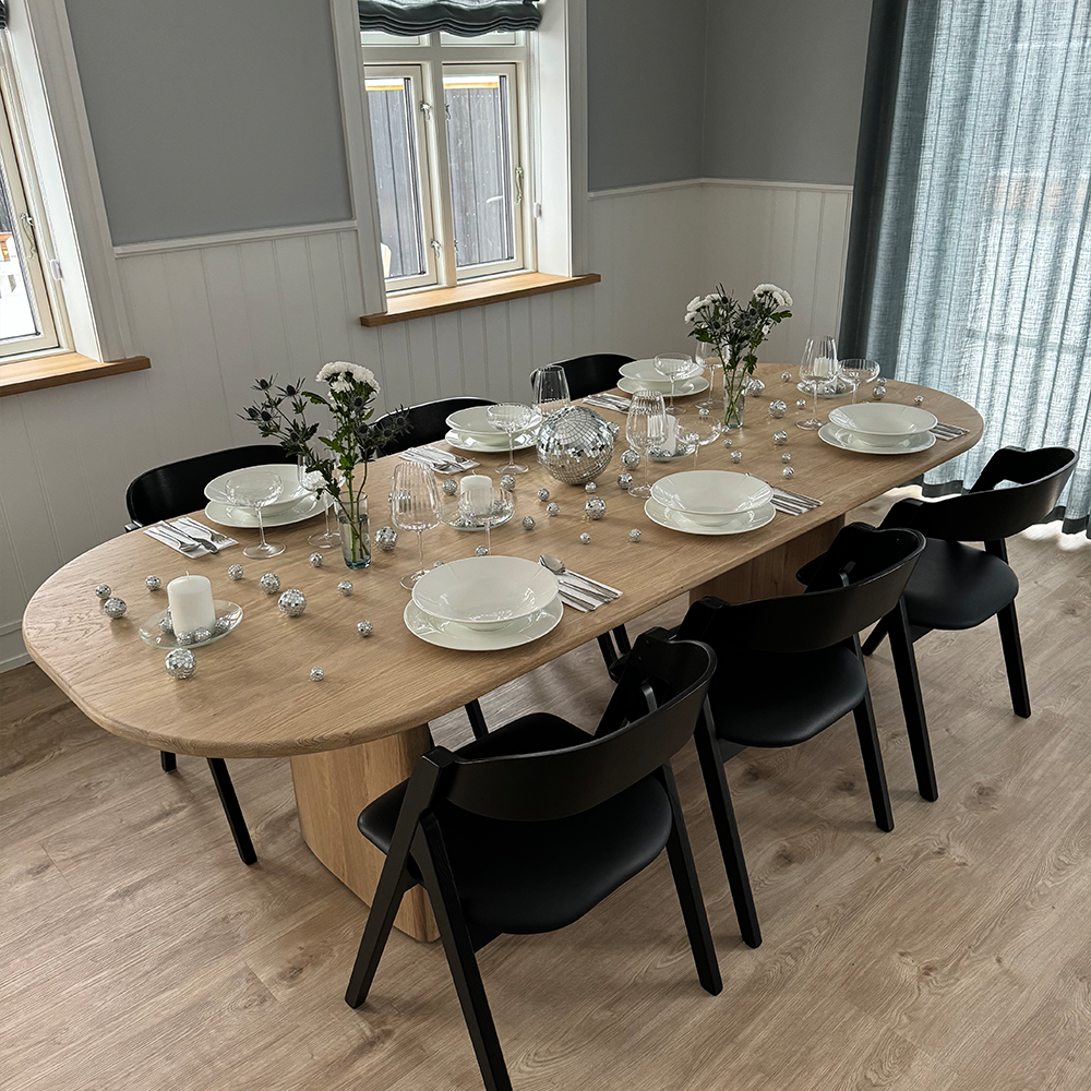 Nytårsborddækning på WZ.07 ovalt spisebord i eg